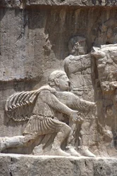 Detalhe do Imperador Romano Filipe, o Árabe, ajoelhado diante de Shapur II, Naqsh-e Rostam